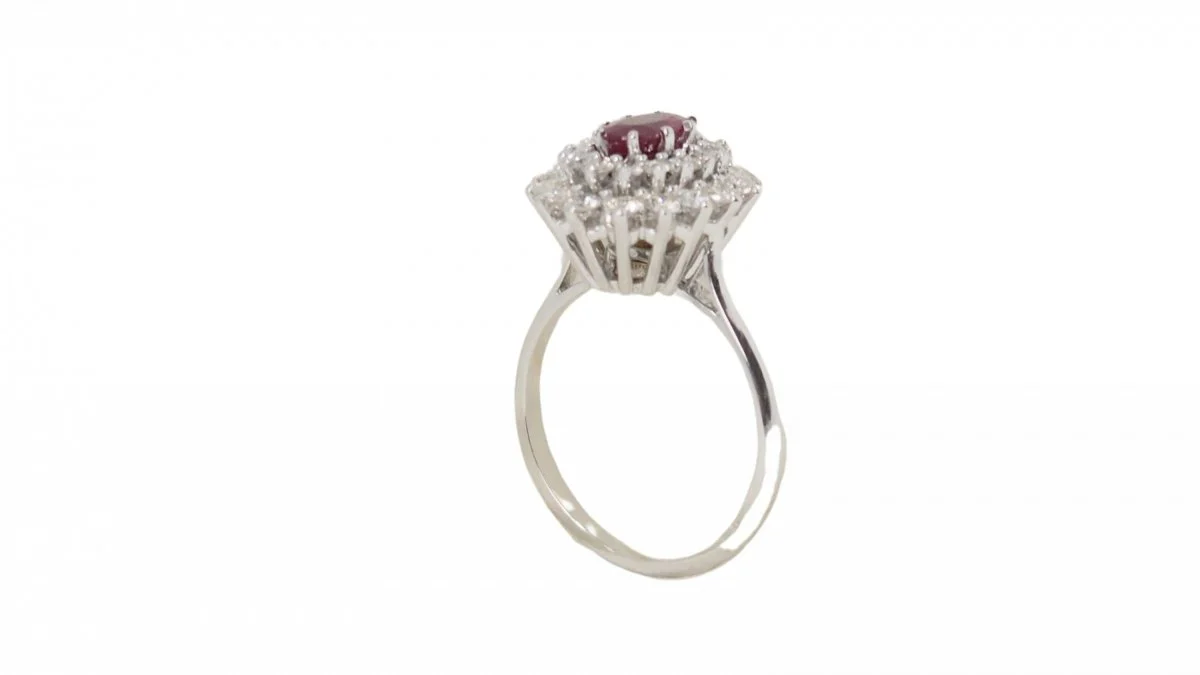 Bague Marguerite en or blanc, rubis et diamants - Image 3