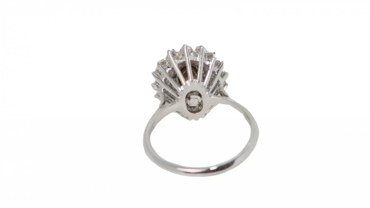 Bague Marguerite en or blanc, rubis et diamants - Image 4