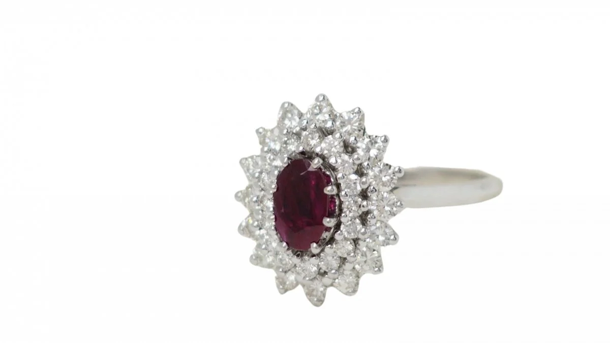 Bague Marguerite en or blanc, rubis et diamants - Image 5