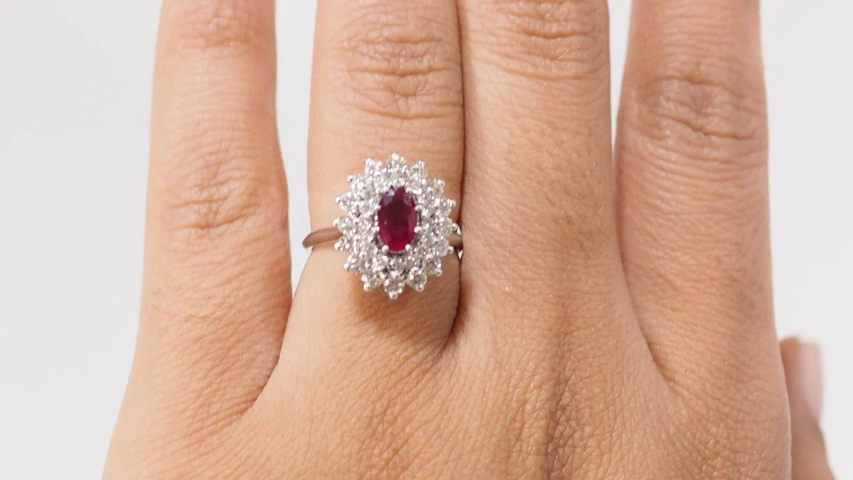 Bague Marguerite en or blanc, rubis et diamants - Image 6