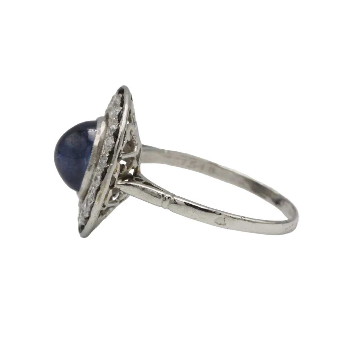 Bague Marguerite en platine, saphir, onyx et diamants - Image 2