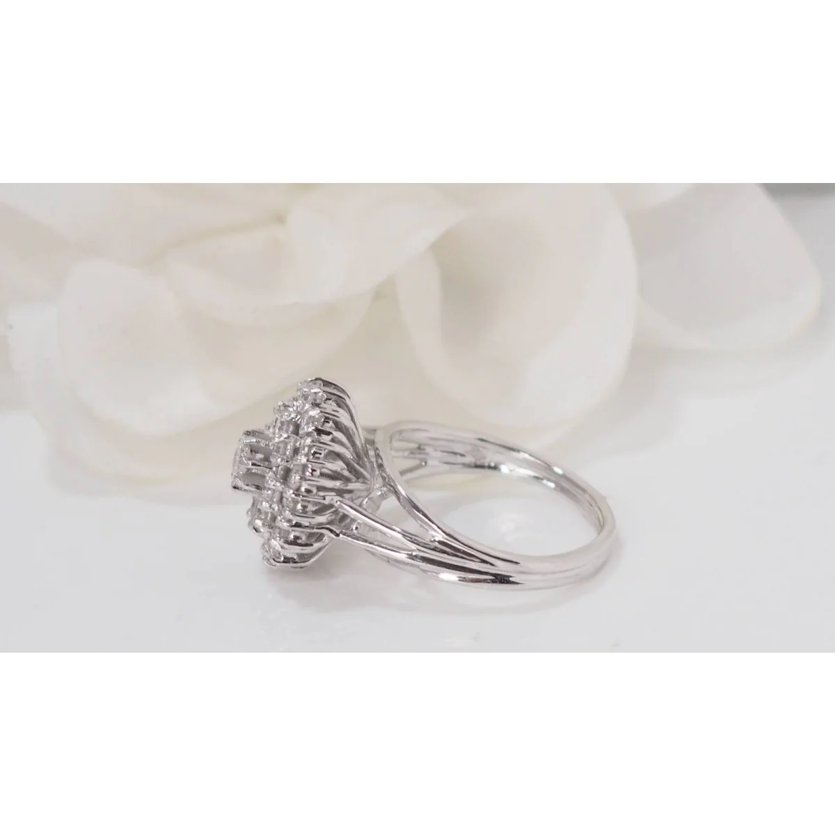 Bague double entourage en or blanc et diamants - Image 5