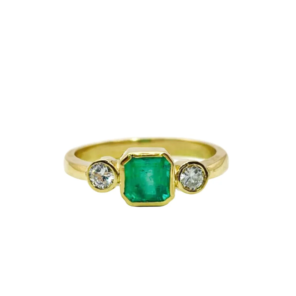 ANILLO EN ORO CON UNA ESMERALDA Y DIAMANTES