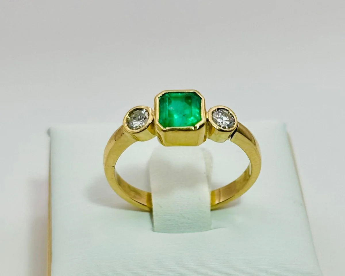 ANILLO EN ORO CON UNA ESMERALDA Y DIAMANTES - Image 2