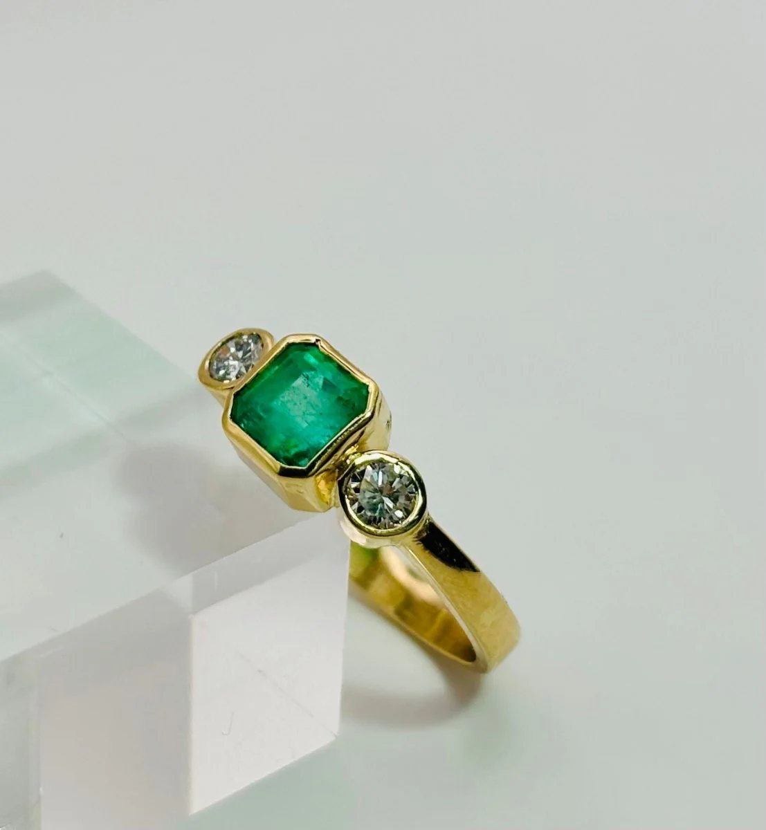 ANILLO EN ORO CON UNA ESMERALDA Y DIAMANTES - Image 4