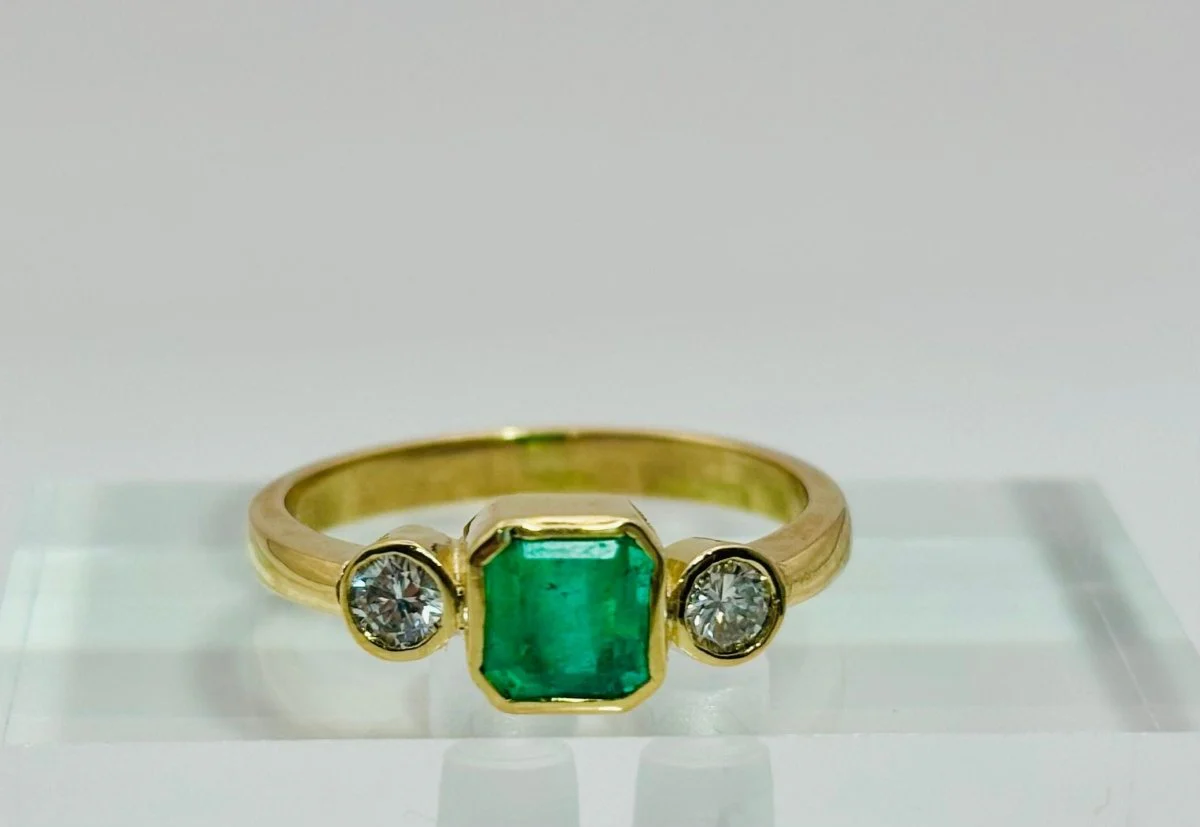 ANILLO EN ORO CON UNA ESMERALDA Y DIAMANTES - Image 5