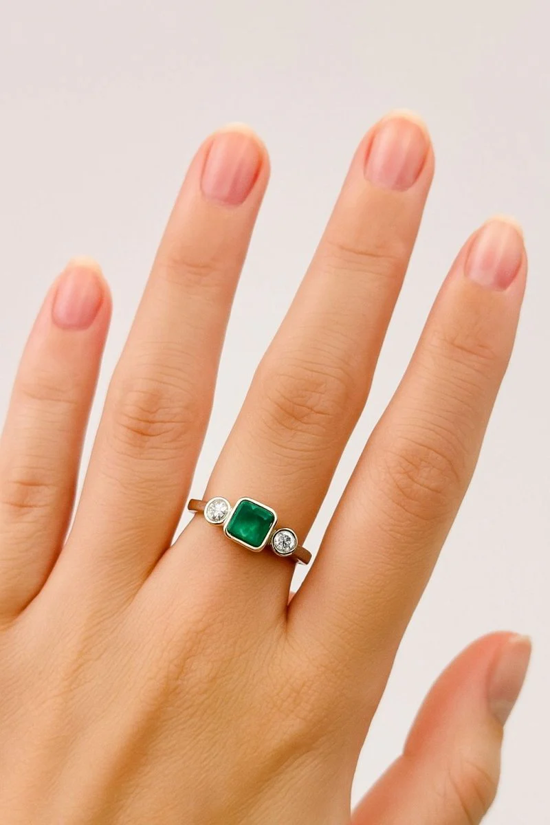ANILLO EN ORO CON UNA ESMERALDA Y DIAMANTES - Image 6
