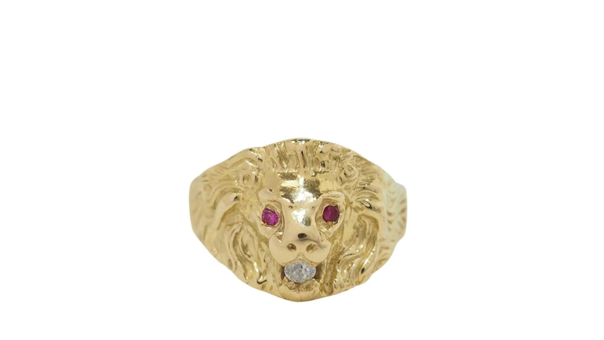 Bague chevalière Lion en or jaune, rubis et diamant