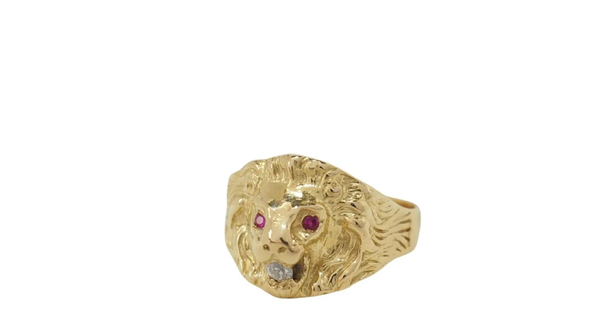 Bague chevalière Lion en or jaune, rubis et diamant - Image 2