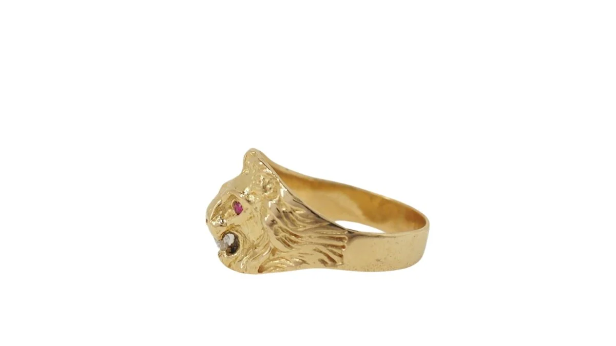 Bague chevalière Lion en or jaune, rubis et diamant - Image 3