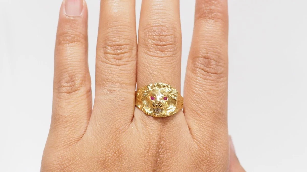 Bague chevalière Lion en or jaune, rubis et diamant - Image 5