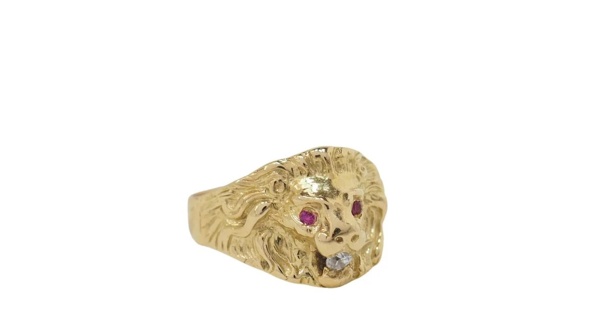 Bague chevalière Lion en or jaune, rubis et diamant - Image 6