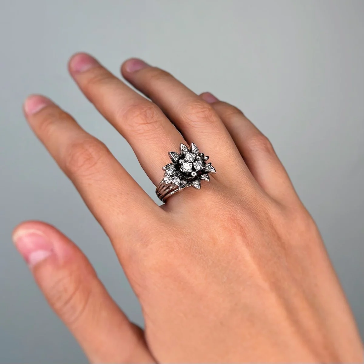 Bague en or blanc et diamants - Image 5