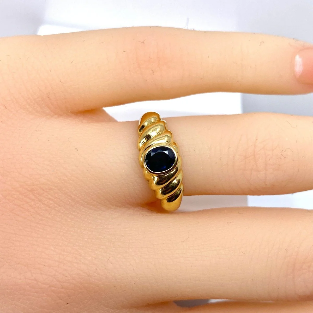 Bague Jonc en or jaune et saphir - Image 2