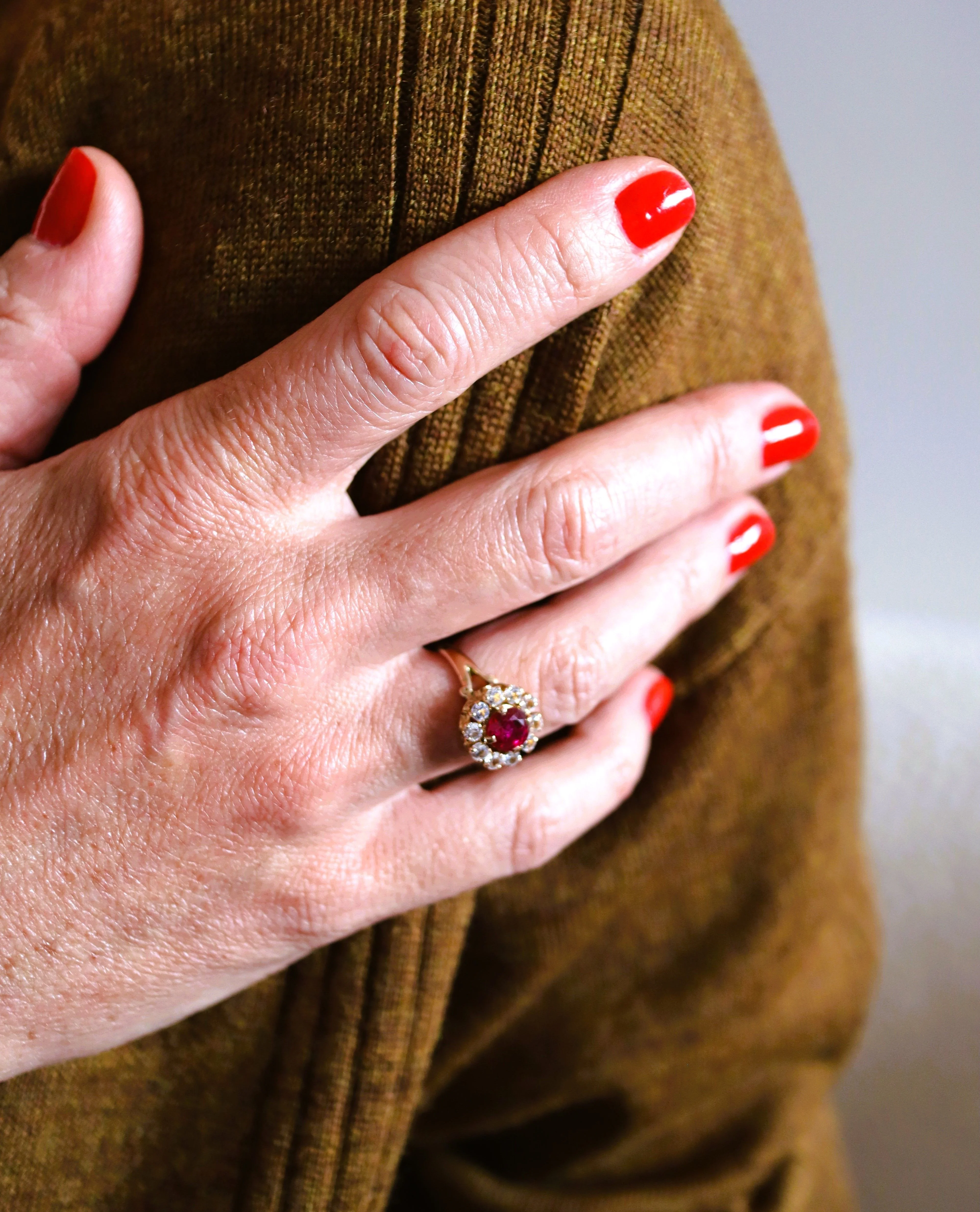 Bague Marguerite en or rose et rubis - Image 3