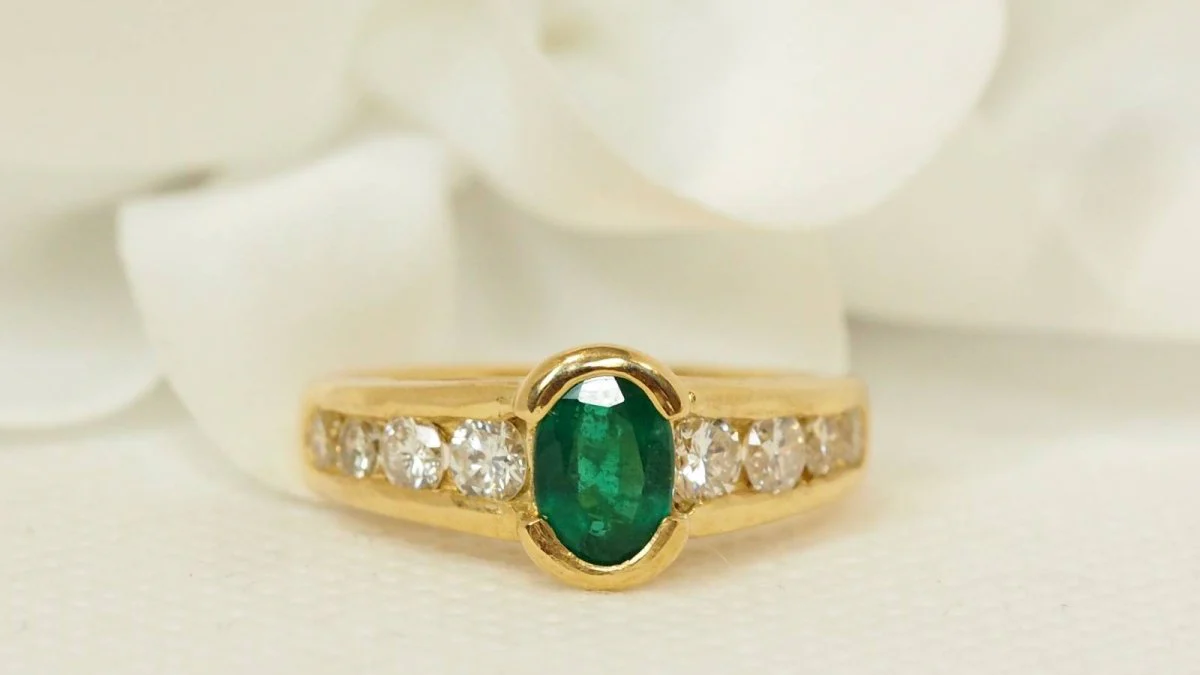 Bague en or jaune, émeraude et diamants - Image 3
