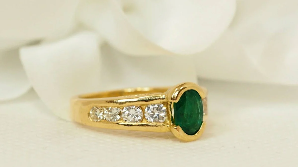 Bague en or jaune, émeraude et diamants - Image 5