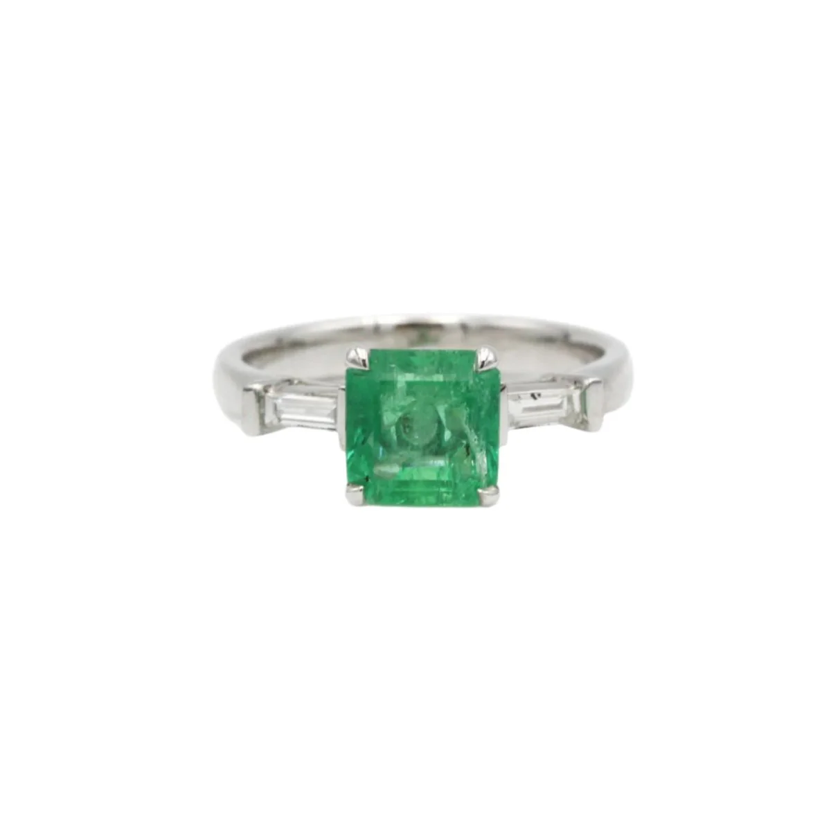 Bague en or blanc, émeraude et diamants