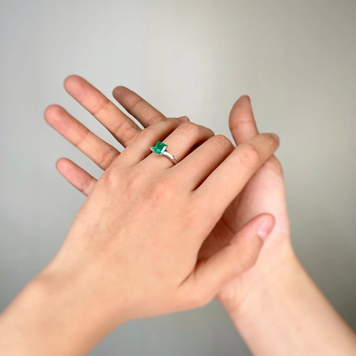 Bague en or blanc, émeraude et diamants - Image 5