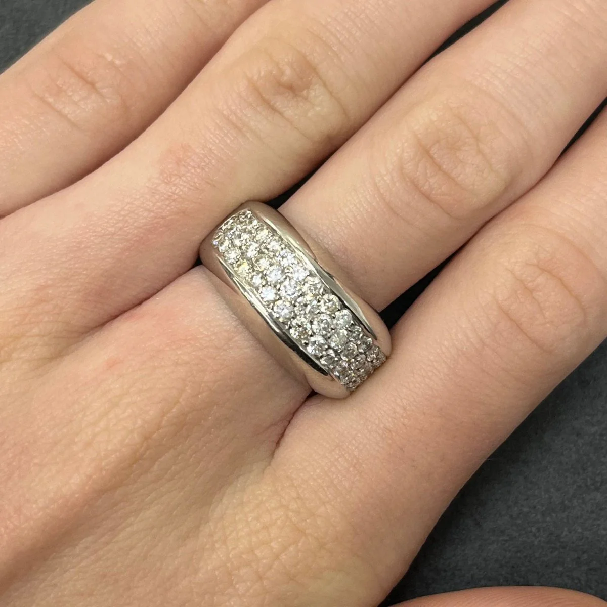 Bague Bandeau en or blanc et diamants - Image 2