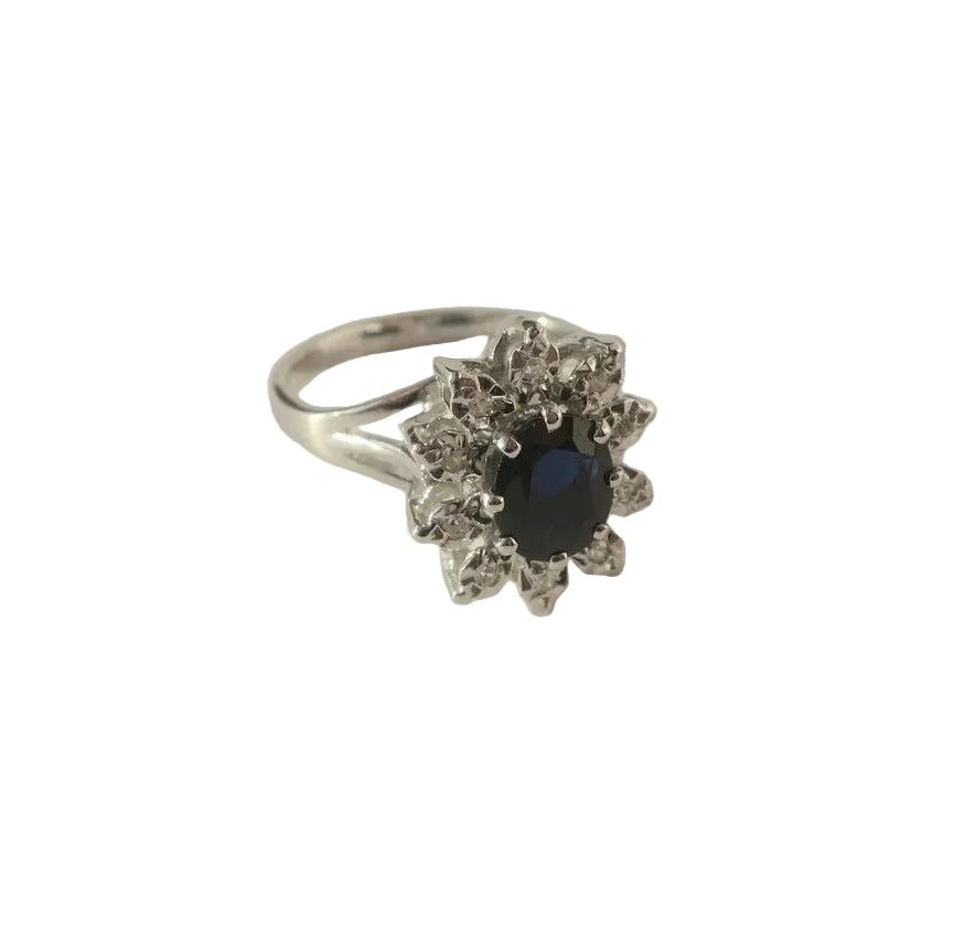 Bague Marguerite en or blanc, saphir et diamants - Image 4