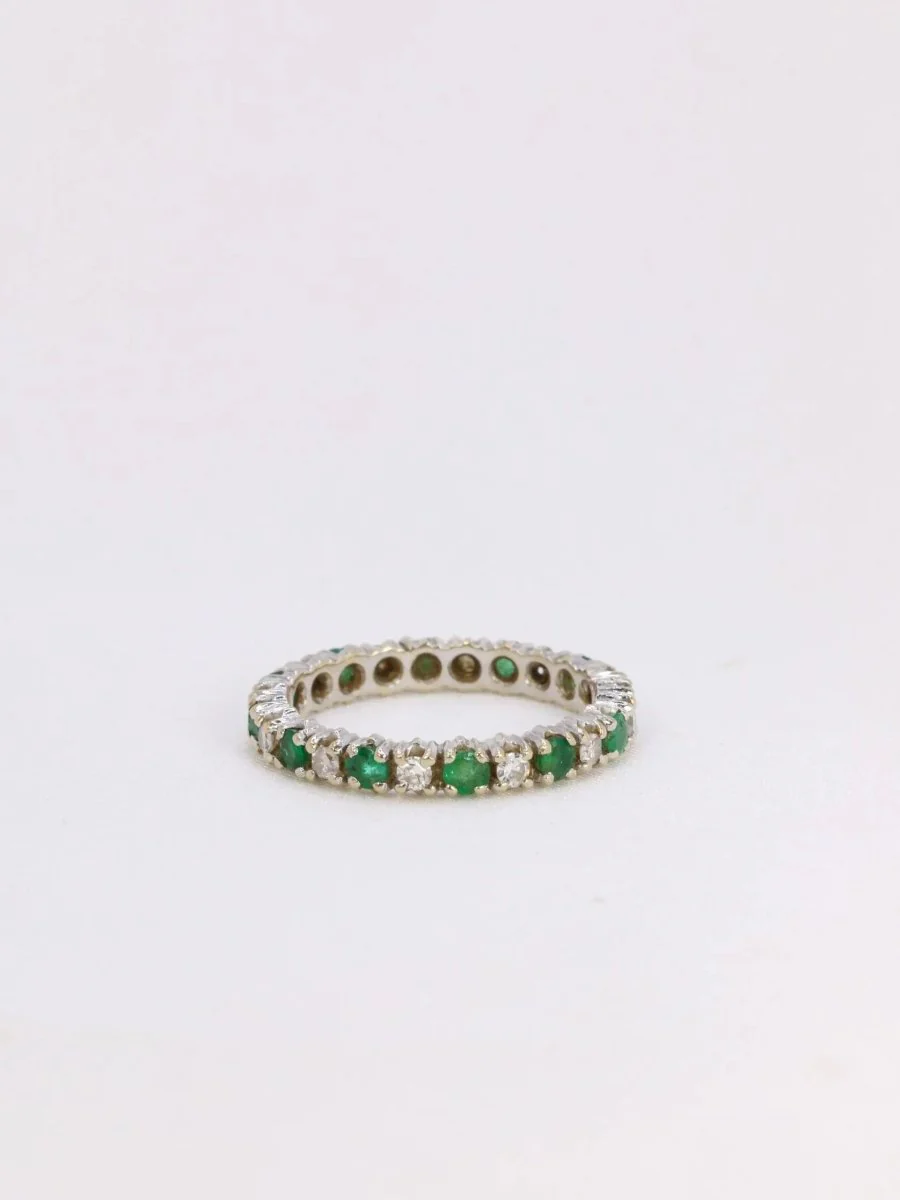 Alliance américaine en or blanc, diamants et émeraudes