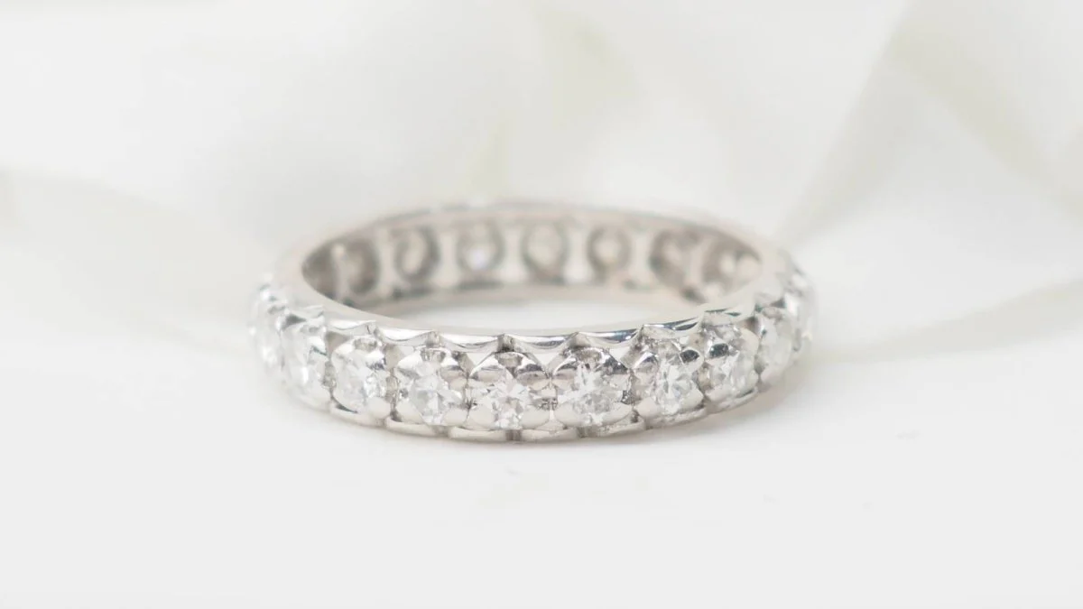 Bague Alliance américaine en or blanc et diamants