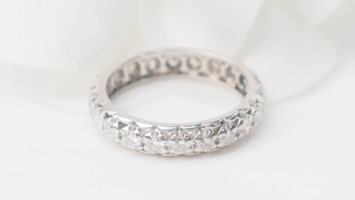 Bague Alliance américaine en or blanc et diamants - Image 3