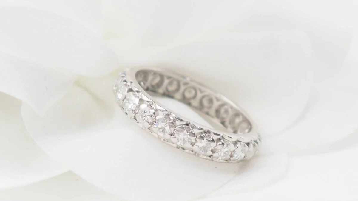 Bague Alliance américaine en or blanc et diamants - Image 4