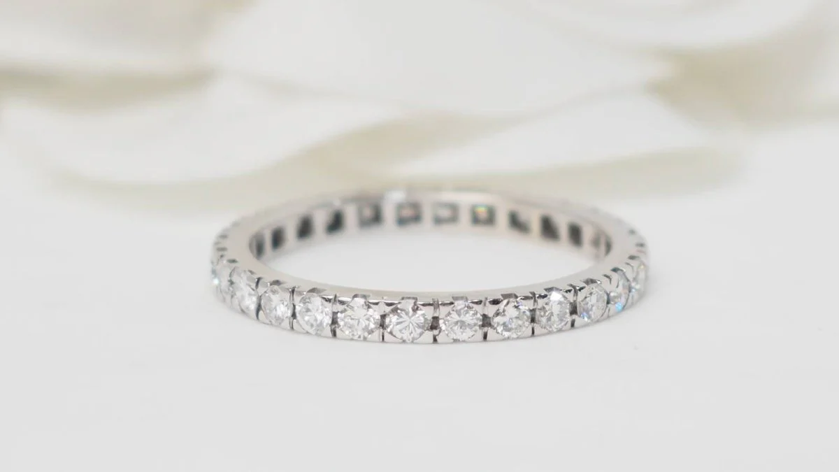 Bague Alliance américaine en or blanc et diamants