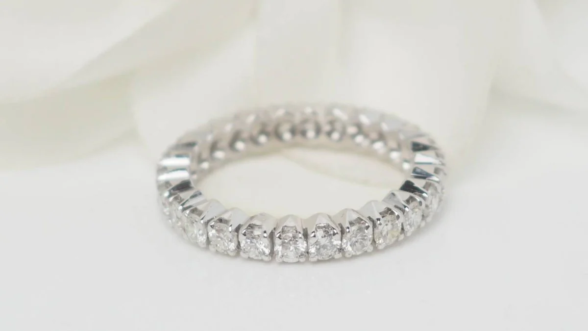 Bague Alliance en or blanc et diamants