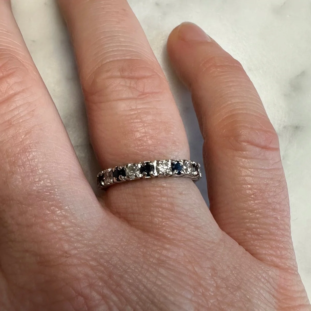 Bague Alliance en or blanc, saphirs et diamants - Image 2