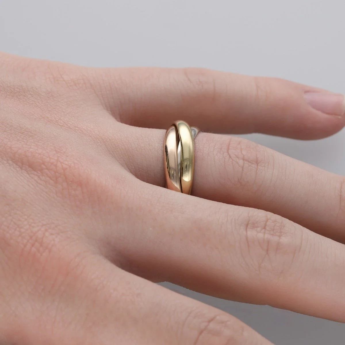 Bague Alliance CARTIER "Trinity" en or jaune, gris et rose - Image 2