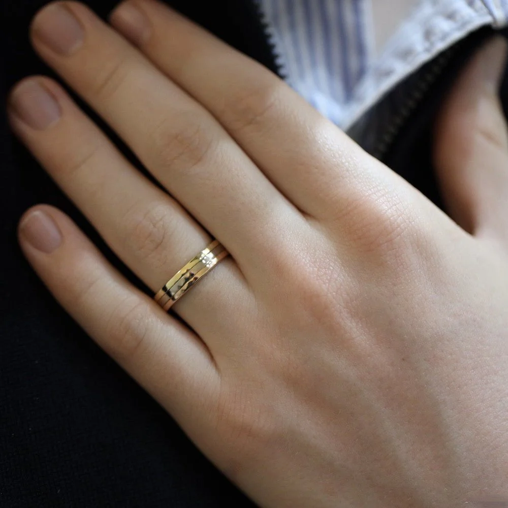 Bague Alliance CARTIER "Vendôme" en or jaune, blanc et rose - Image 2