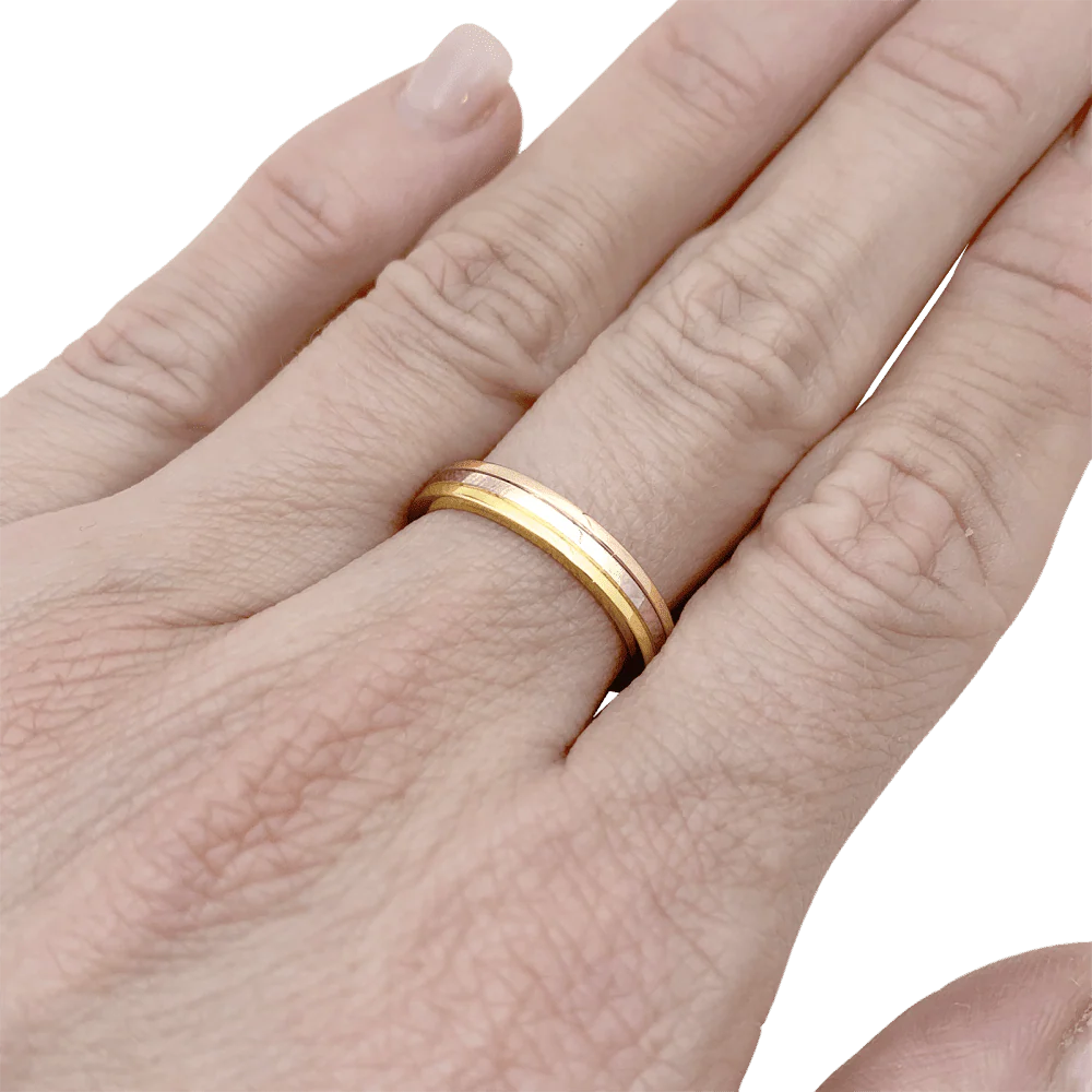 Bague Alliance CARTIER "Vendôme Louis Cartier" en or jaune, or blanc et or rose - Image 2