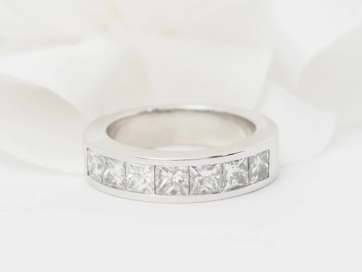 Alliance en or blanc et diamants 1,50ct taille princesse - Image 2