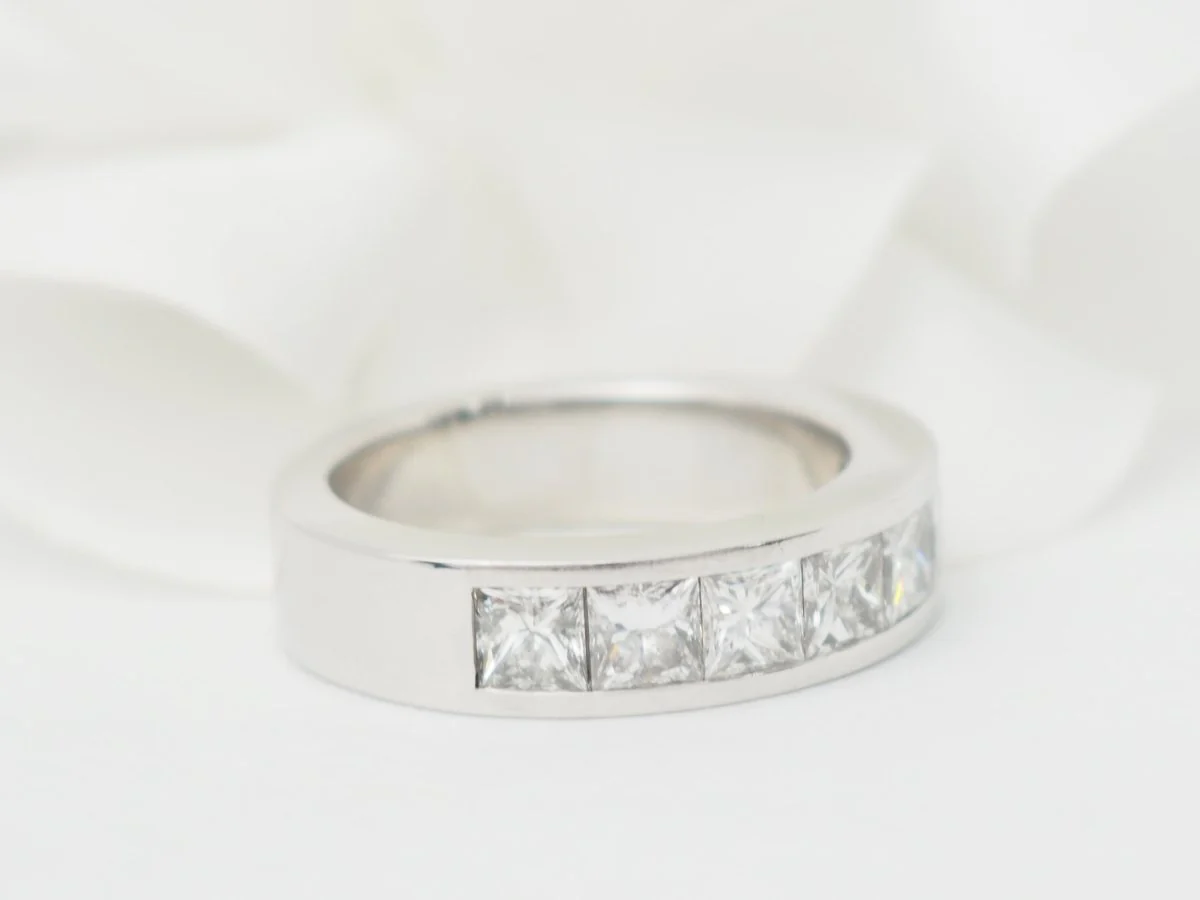 Alliance en or blanc et diamants 1,50ct taille princesse - Image 3