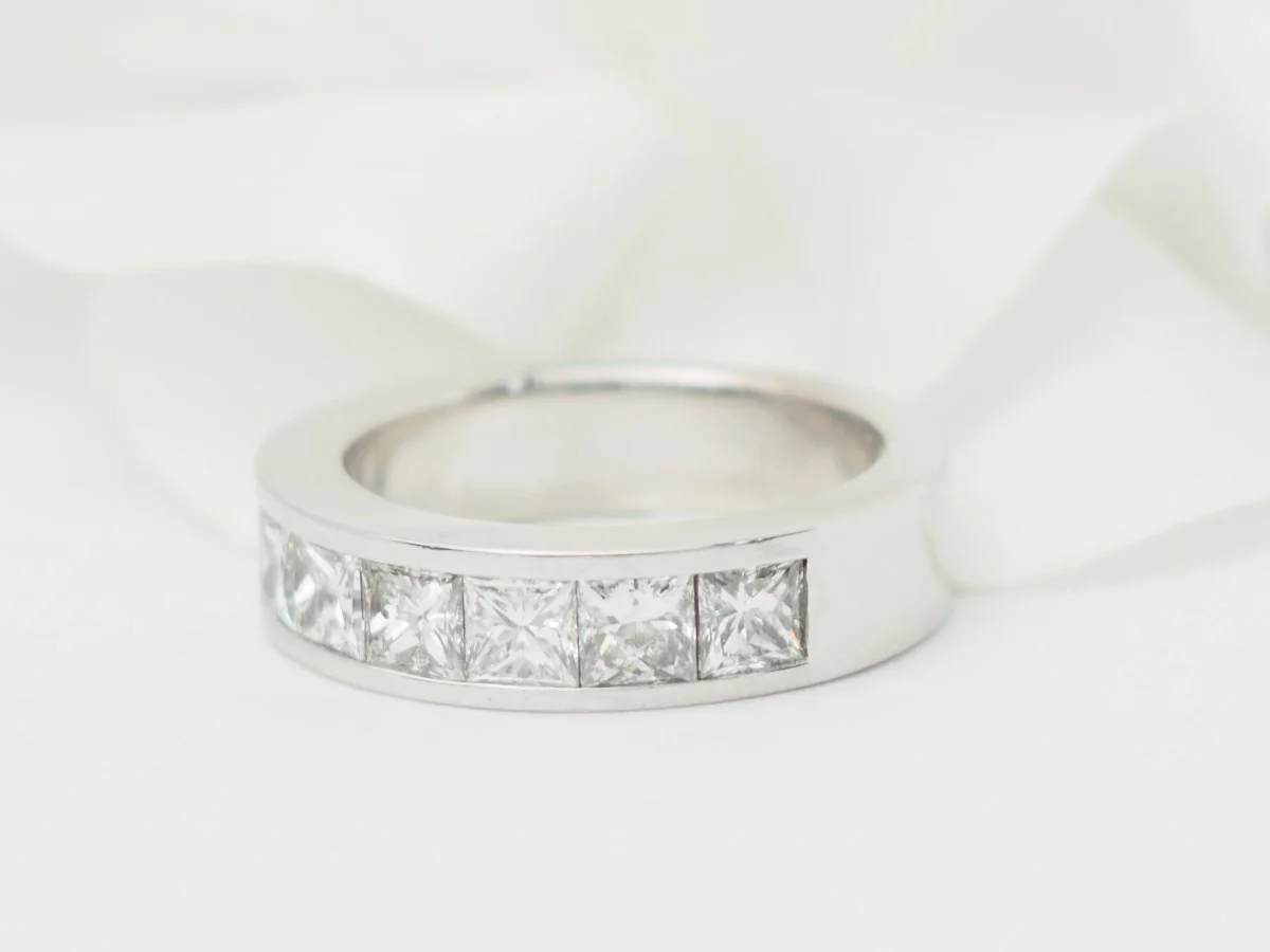Alliance en or blanc et diamants 1,50ct taille princesse - Image 4