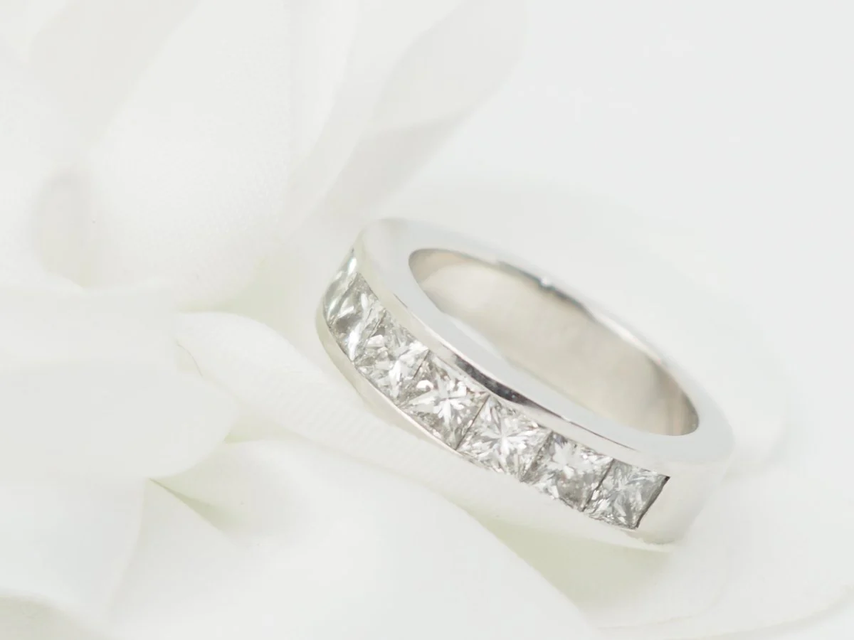 Alliance en or blanc et diamants 1,50ct taille princesse - Image 5