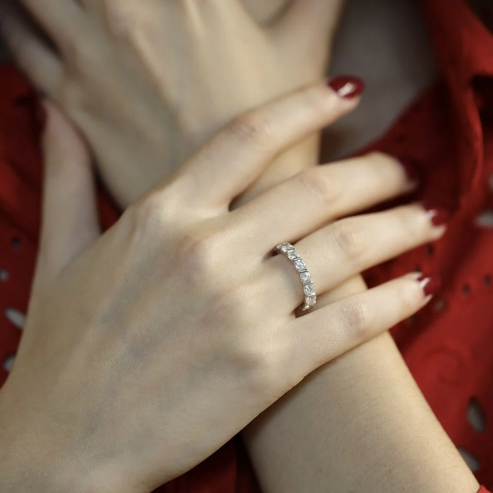 Bague Alliance en or blanc et diamants - Image 4