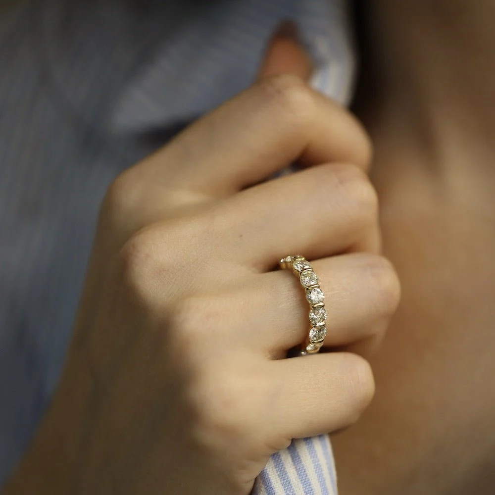 Bague Alliance en or jaune et diamants - Image 4