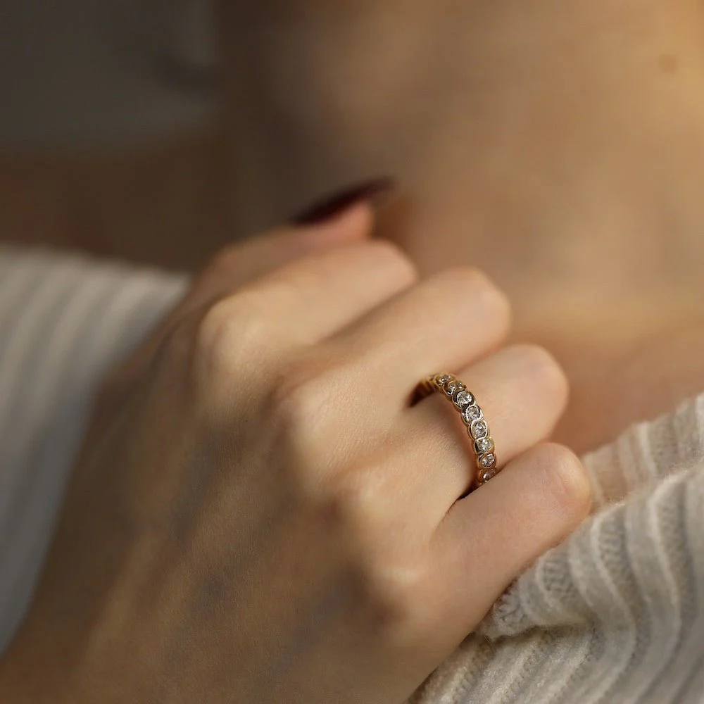 Bague Alliance en or jaune et diamants - Image 4