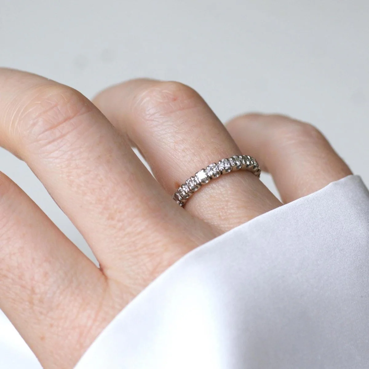 Alliance en or blanc et diamants - Image 2