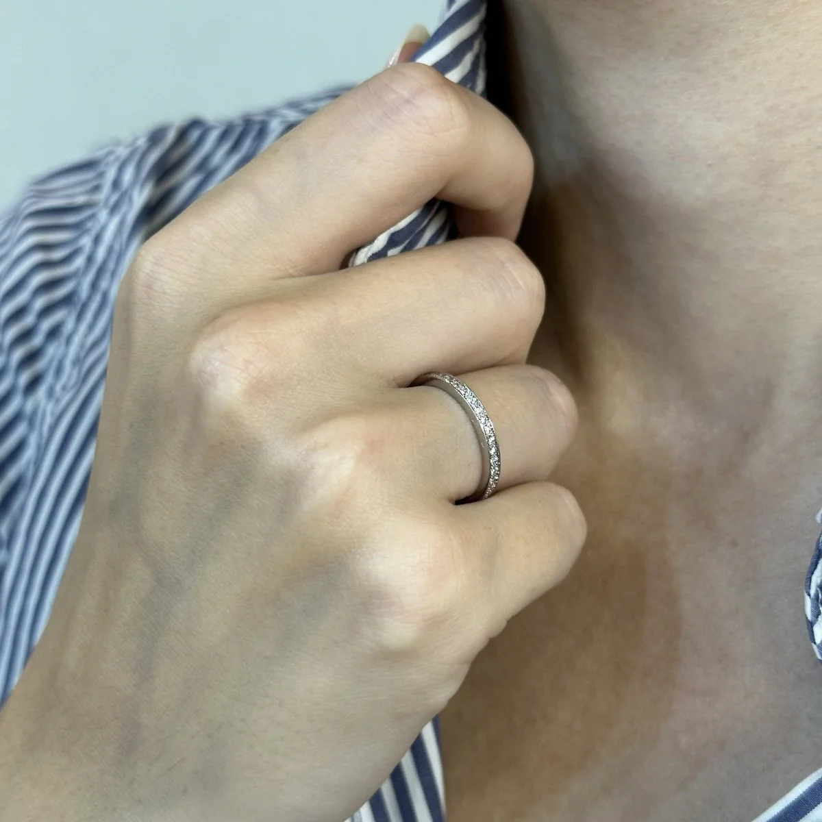 Bague Alliance VAN CLEEF & ARPELS "Romance" en platine et diamants - Image 2