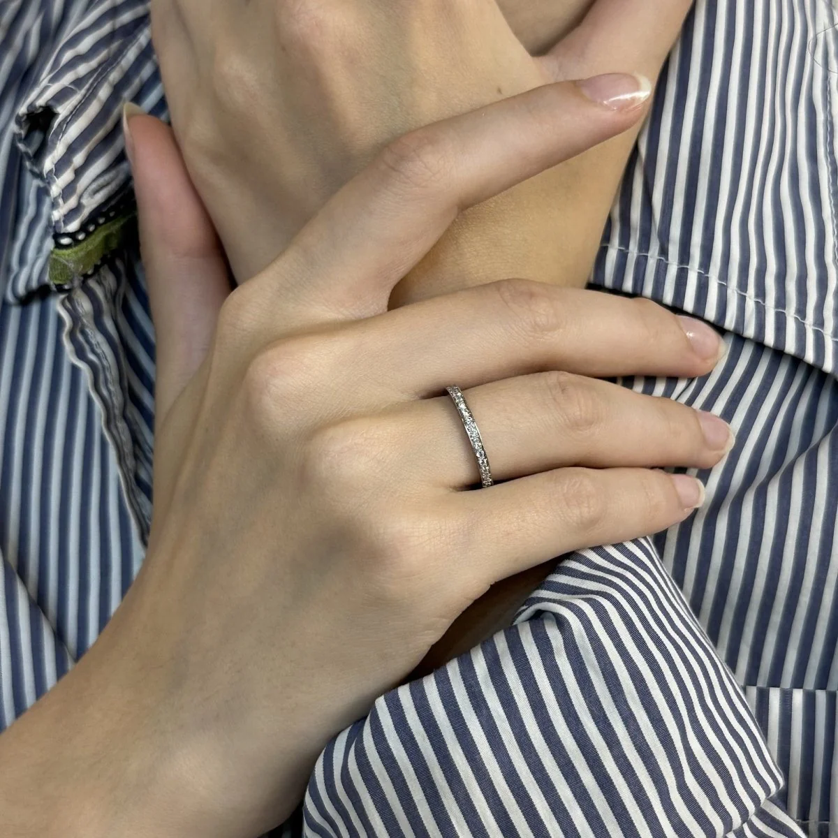 Bague Alliance VAN CLEEF & ARPELS "Romance" en platine et diamants - Image 4