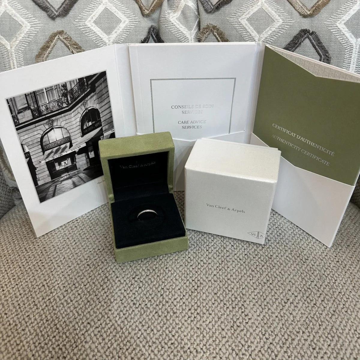 Bague Alliance VAN CLEEF & ARPELS "Romance" en platine et diamants - Image 7