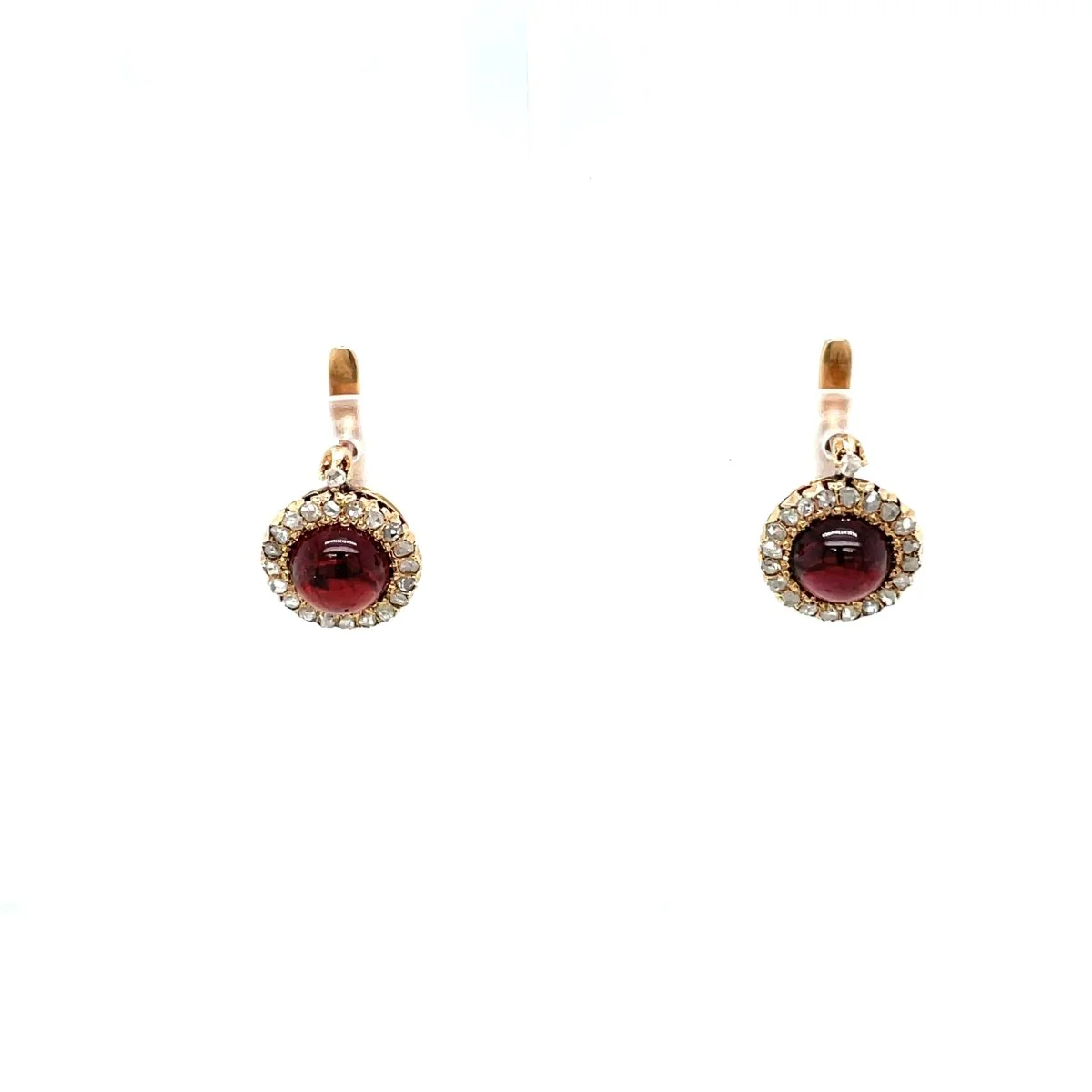 Boucles d'oreilles anciennes en or avec une grappe de grenats et de diamants, datant des années 1900.