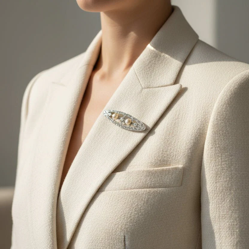 Broche en or blanc, perles et diamants - Image 2