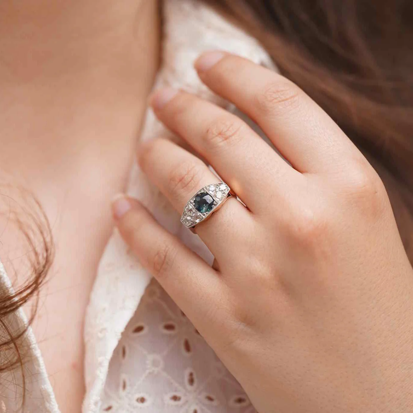 Bague Entourage en or, platine, saphir et diamant - Image 2