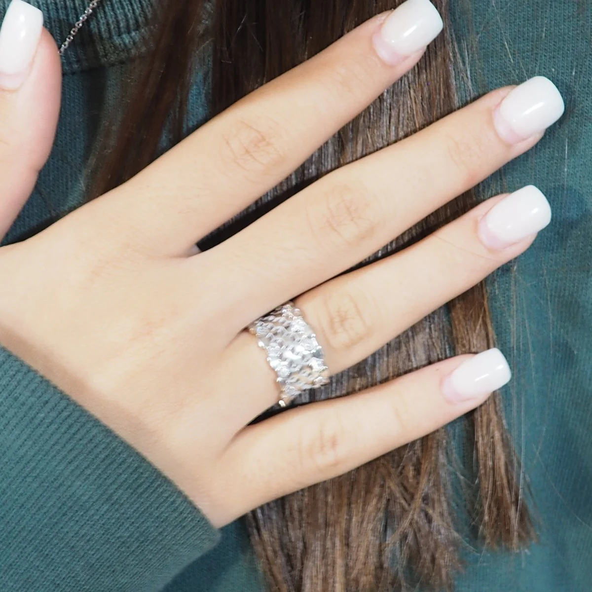 Bague ajourée en or blanc et diamants - Image 2